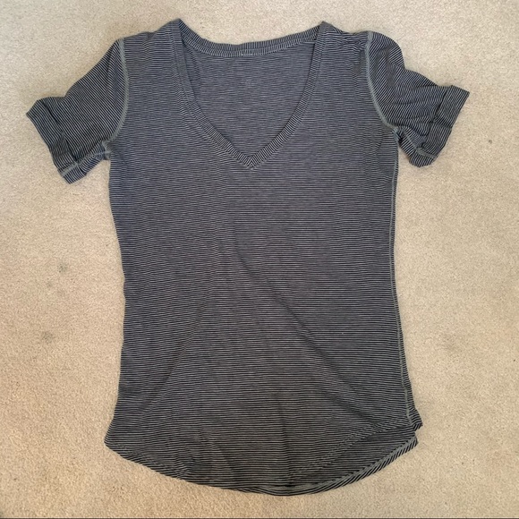 Lululemon V-Neck Short Sleeve Shirt Black Gray 6 - Picture 1 of 3